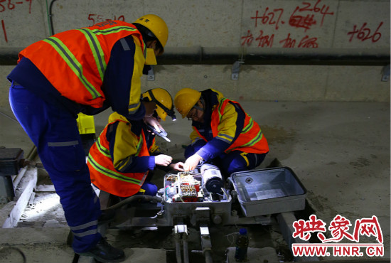 鄭州地鐵設(shè)備部各工種的同事們每晚在夜深人靜時的隧道里堅守著自己的崗位。