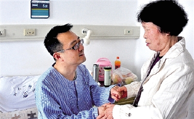 “媽媽,謝謝您的支持!”耿斌拉著媽媽的手。