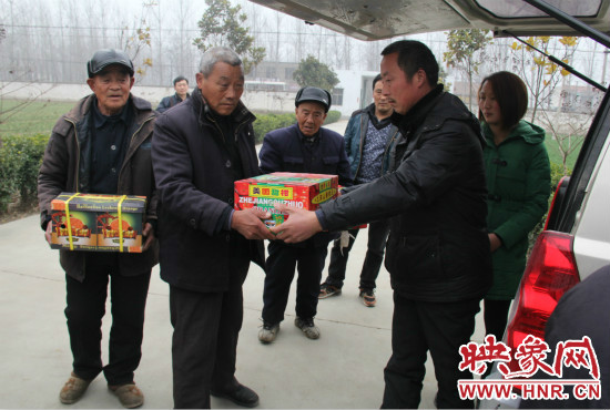 鄭春光的父親鄭慶兵和女兒鄭元元帶著他未完成的夢(mèng)想來(lái)到了鄭集鄉(xiāng)敬老院，看望慰問(wèn)居住在這里的五保老人。