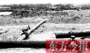 鄭州首座垃圾沼氣電廠并網(wǎng)發(fā)電，集氣管一端連接垃圾山深處，一端連接電廠集氣裝置