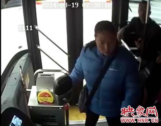 鄭州一女子因嫌公交跑得慢 發(fā)飆揪住車(chē)長(zhǎng)險(xiǎn)釀慘禍