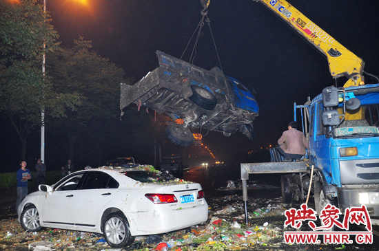 1點40許，兩輛車先后被吊起并拖離現(xiàn)場，停車場的幾位員工將路面清掃干凈，隨后該路段恢復(fù)通行。