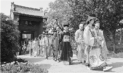 5月1日,大型實(shí)景劇《慈禧駕臨康百萬莊園》將在鞏義康百萬莊園首演。