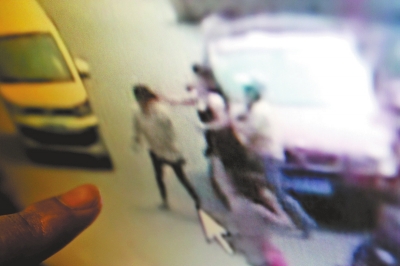 寶馬女因停車費糾紛毆打6旬老人 事后發(fā)毒誓稱沒打人