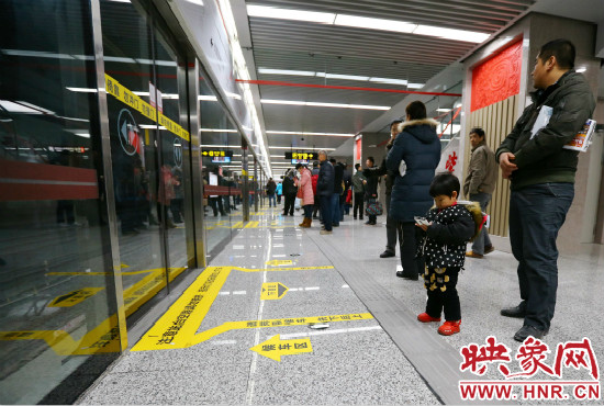 小朋友在等候區(qū)內(nèi)等待地鐵。