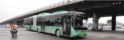 昨日上午，一輛B3快速公交測試車行駛在西三環(huán)的線路上。