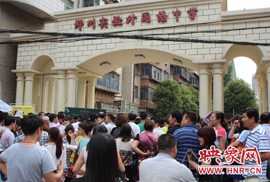 考試快結(jié)束時，陪考的家長涌入學(xué)校接孩子。