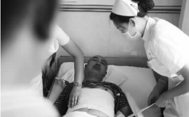 昨天，鄭州市第一人民醫(yī)院，被打傷的鄭州管城區(qū)執(zhí)法隊(duì)員唐建偉在接受治療。