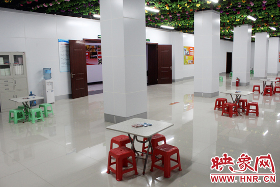 為了給市民納涼避暑創(chuàng)造舒適的環(huán)境，今年鄭州市人防辦加大了投入，對(duì)納涼點(diǎn)進(jìn)行了升級(jí)改造