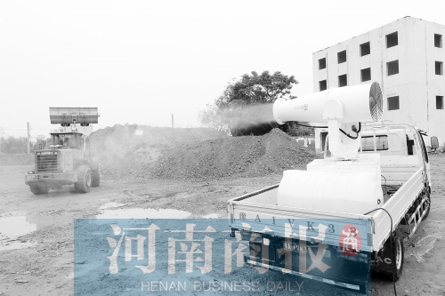 降塵水炮車(chē)正在作業(yè) 記者 鄧萬(wàn)里/攝