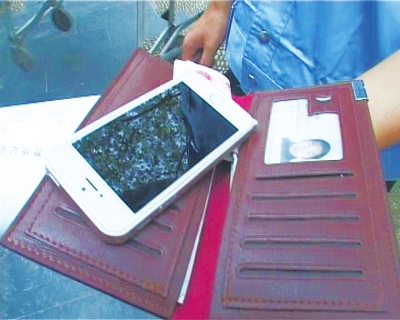 錢包里裝了5000來塊錢，懷里揣著最新的蘋果5S“土豪金”手機