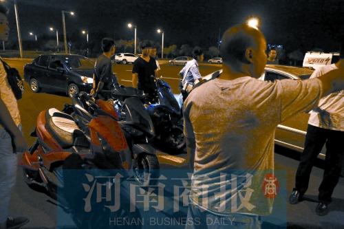 一小時(shí)內(nèi)，民警就扣了12輛摩托車(chē)、電動(dòng)車(chē)