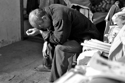 妞妞的爺爺至今仍深陷自責(zé)與悲傷之中,不能自拔。