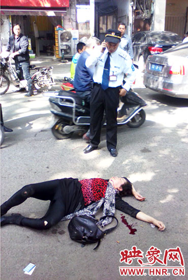 一名老年人當(dāng)場昏迷。