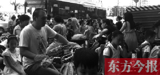 9月4日下午，文化路一小附近，大批陪讀家長接孩子。