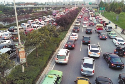 返程高峰花園路下高速口相當擁堵 返程高峰花園路下高速口相當擁堵