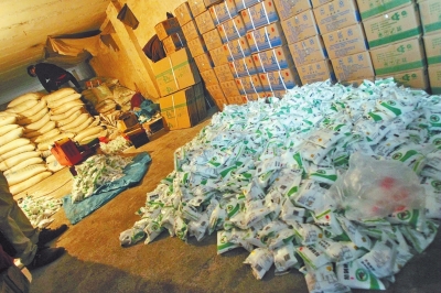 大袋的飼料添加劑氯化鈉經(jīng)過仿冒加工，就變成了小袋的食用碘鹽。