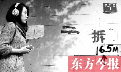 昨日，東方今報記者走訪農業(yè)路沿線，看見“拆”字已上墻