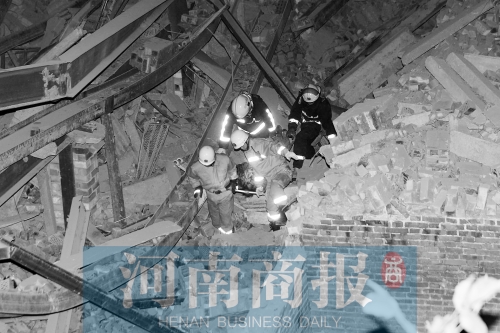 昨晚8點30分，消防員從廢墟中救出一名被埋者