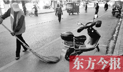 昨日，鄭州市中州大道上，穿梭于車流中上崗的環(huán)衛(wèi)工