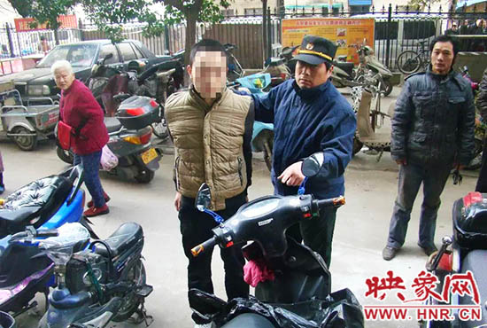 巡防隊(duì)員將盜賊控制。