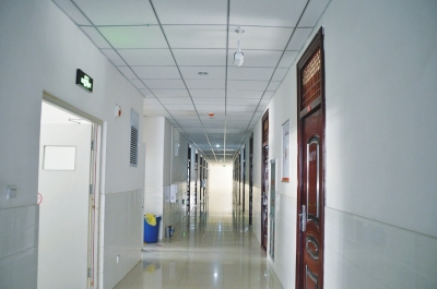 像這樣的攝像頭，宿舍樓里每層安裝了7個(gè)。