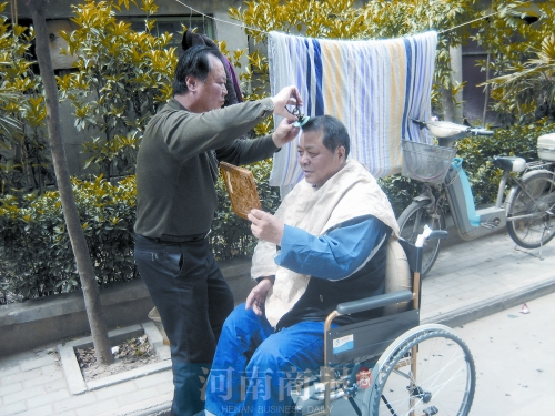 2011年8月18日，老鄰居給高新海剪發(fā)