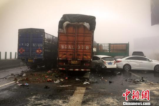 圖為21日，京港澳高速河南段21輛汽車發(fā)生連環(huán)相撞事故現(xiàn)場(chǎng)?！」啤z