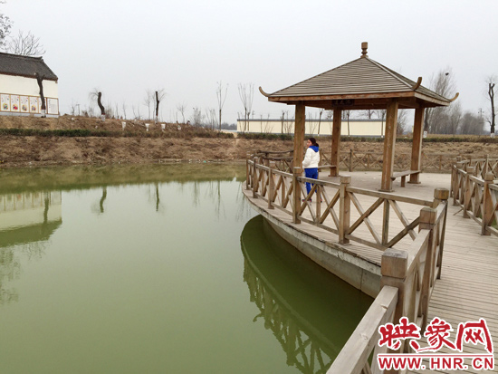 事發(fā)處就挨著亭子。