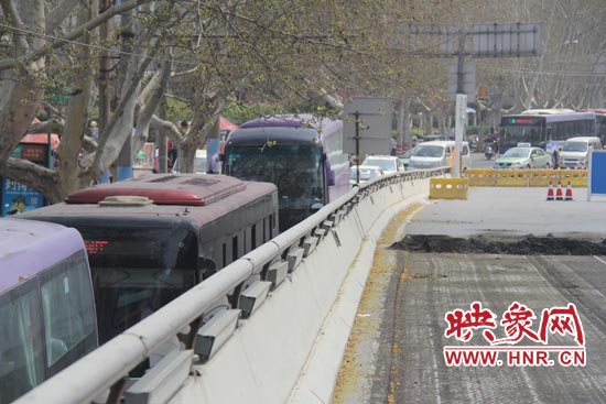 上下橋口圍擋處道路擁堵。