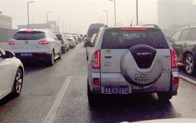 早高峰隴海高架橋從秦嶺路開始，一直向東都已經(jīng)堵成停車場了。 直播369 圖