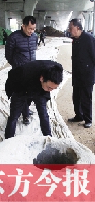 出事后，窨井僅被蓋上了一層布