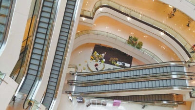 記者趕到現(xiàn)場(chǎng)時(shí)看到，墜樓女子面部朝下，上身穿粉紅色長(zhǎng)袖上衣，下身穿黑色長(zhǎng)褲，腳上沒(méi)有鞋。