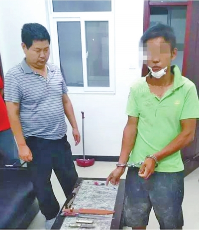 犯罪嫌疑人張某某（右）被抓時(shí)，挎包中被搜出兩把長約30厘米的尖刀