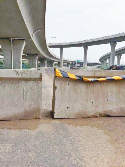  京廣快速路北延地面道路北三環(huán)入口處，一排石墩擋道，不讓入內(nèi)。