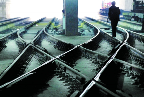 ▲鄭州地鐵1號線醫(yī)學院站，地下18米縱橫交錯的鐵軌伸向遠方。