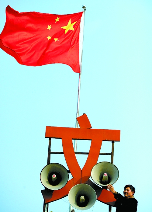 11月15日，新蔡縣磚店鎮(zhèn)黨員劉新峰在村口架起三個大喇叭，向群眾及時宣傳十八大精神。