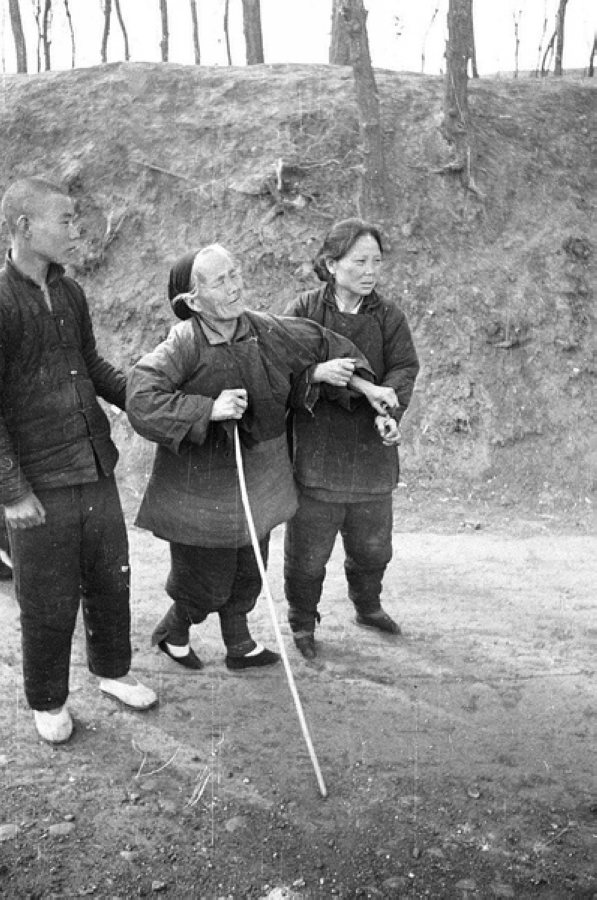 災(zāi)民，看到左側(cè)年輕人的白鞋，應(yīng)該是剛死去親人