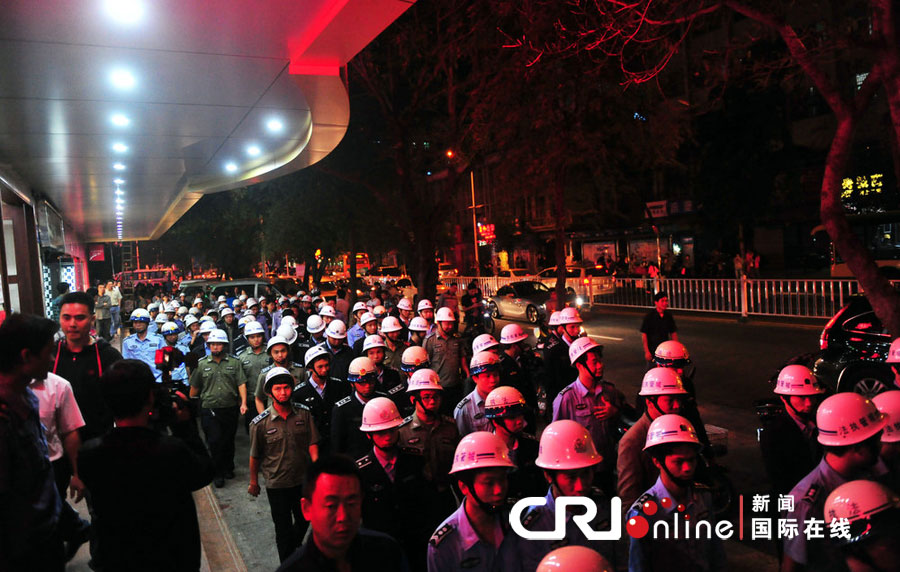 2012年12月26日晚，海南省三亞市，三亞市綜合行政執(zhí)法局河西大隊近百名城管上街執(zhí)法。