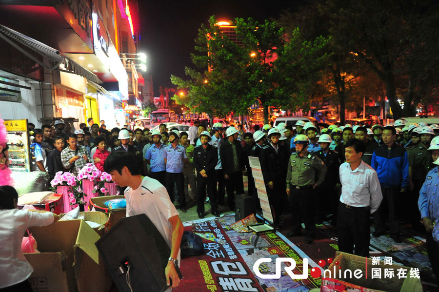 　2012年12月26日晚，海南省三亞市，三亞市綜合行政執(zhí)法局河西大隊近百名城管上街執(zhí)法。