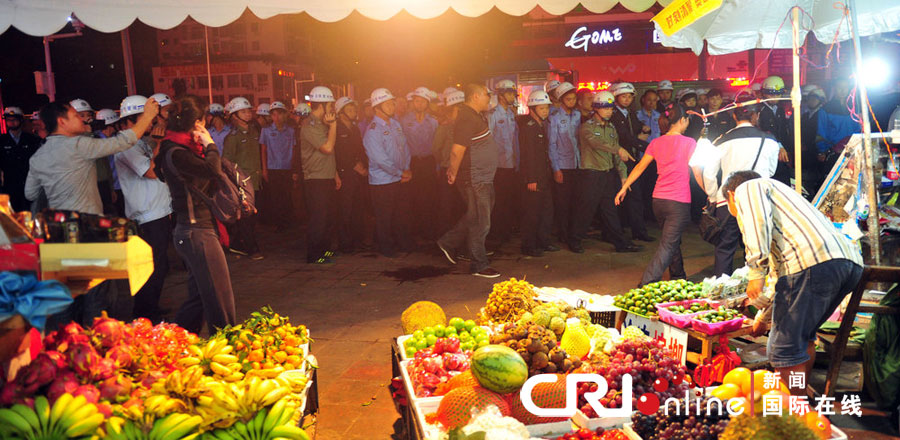 2012年12月26日晚，海南省三亞市，三亞市綜合行政執(zhí)法局河西大隊近百名城管上街執(zhí)法。