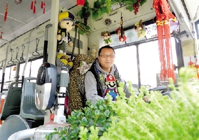 米奇、中國(guó)結(jié)、流氓兔、綠色植物、各種表情的小豬裝扮車廂