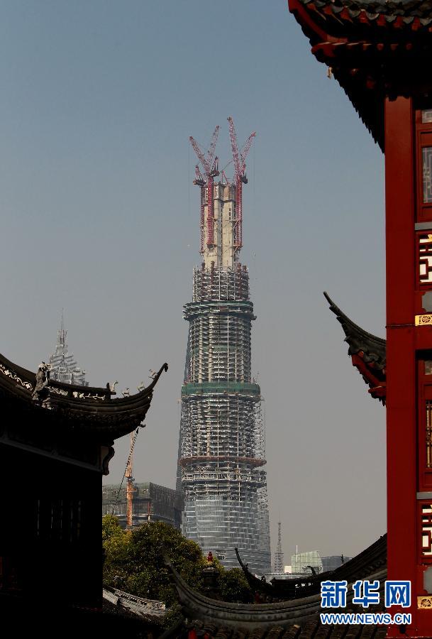 在上海豫園遠(yuǎn)眺在建的國內(nèi)第一高樓“上海中心”（4月11日攝）。