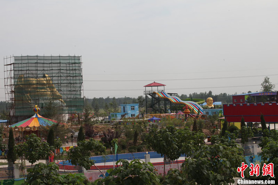 圖為被拆掉頭的雕塑。王友 攝