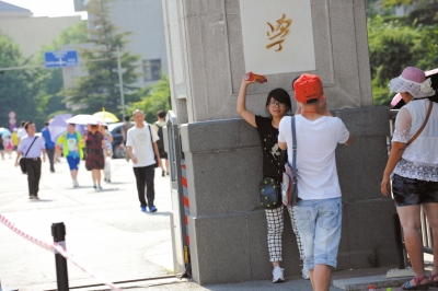 不愿排隊等待的游客只在門前留影。