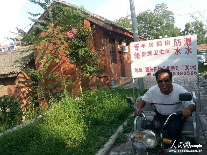 圖為縣委大院依然沒有配備專職保安，群眾可以隨意進(jìn)入。圖片來源：人民網(wǎng)