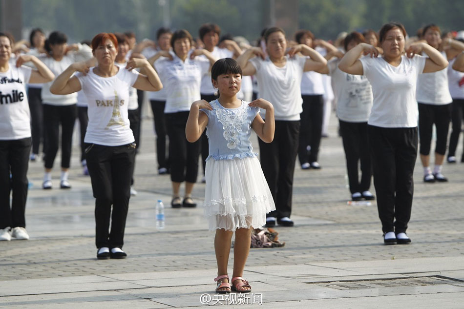 河南駐馬店兩千人高溫下齊跳廣場(chǎng)舞