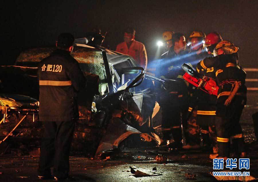 2013年1月9日，合肥，事故現(xiàn)場，兩輛受損車輛已經(jīng)全部變形