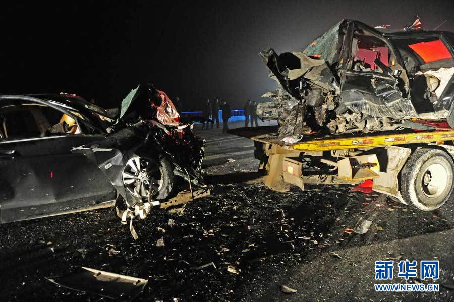 2013年1月9日，合肥，事故現(xiàn)場，兩輛受損車輛已經(jīng)全部變形