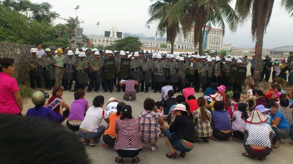 網(wǎng)曝海南三亞暴力強(qiáng)拆 村民下跪求情